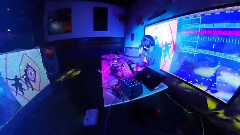 Techno Improvisation with Beat DJ
