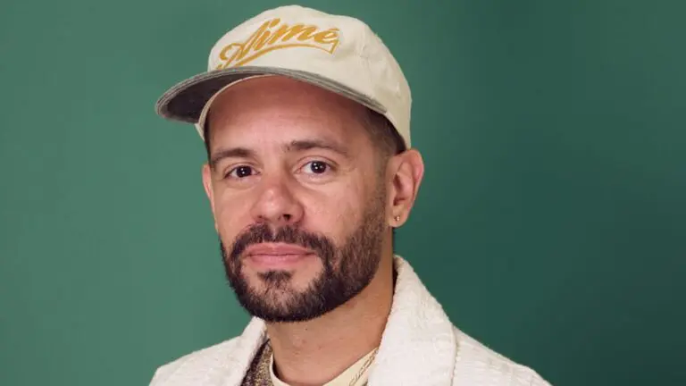 Chris Andrade: M.U.T.A.R (en Español)
