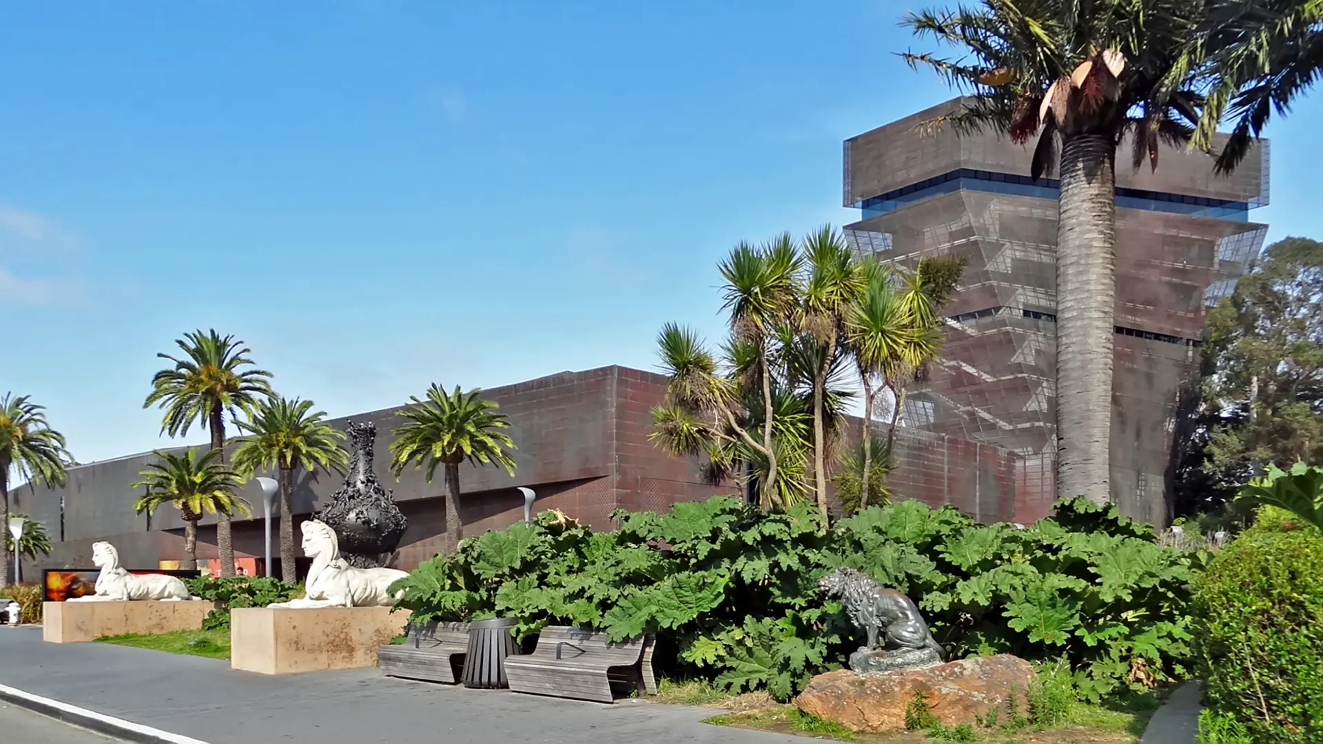 The de Young Museum in Golden Gate Park, home of the Treasures of the Pharaohs exhibition - San Francisco